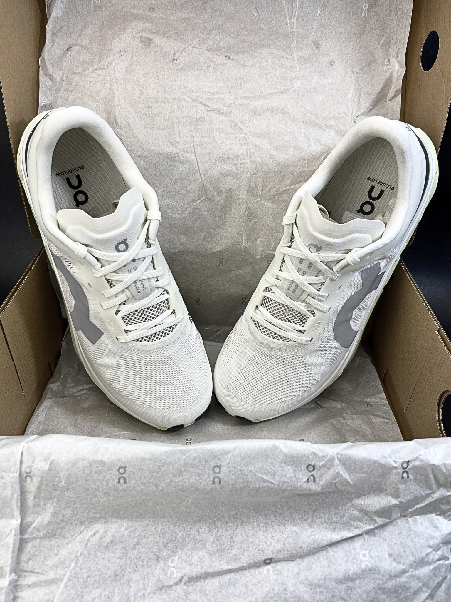 On Cloudflow 5 'Ivory Linen'