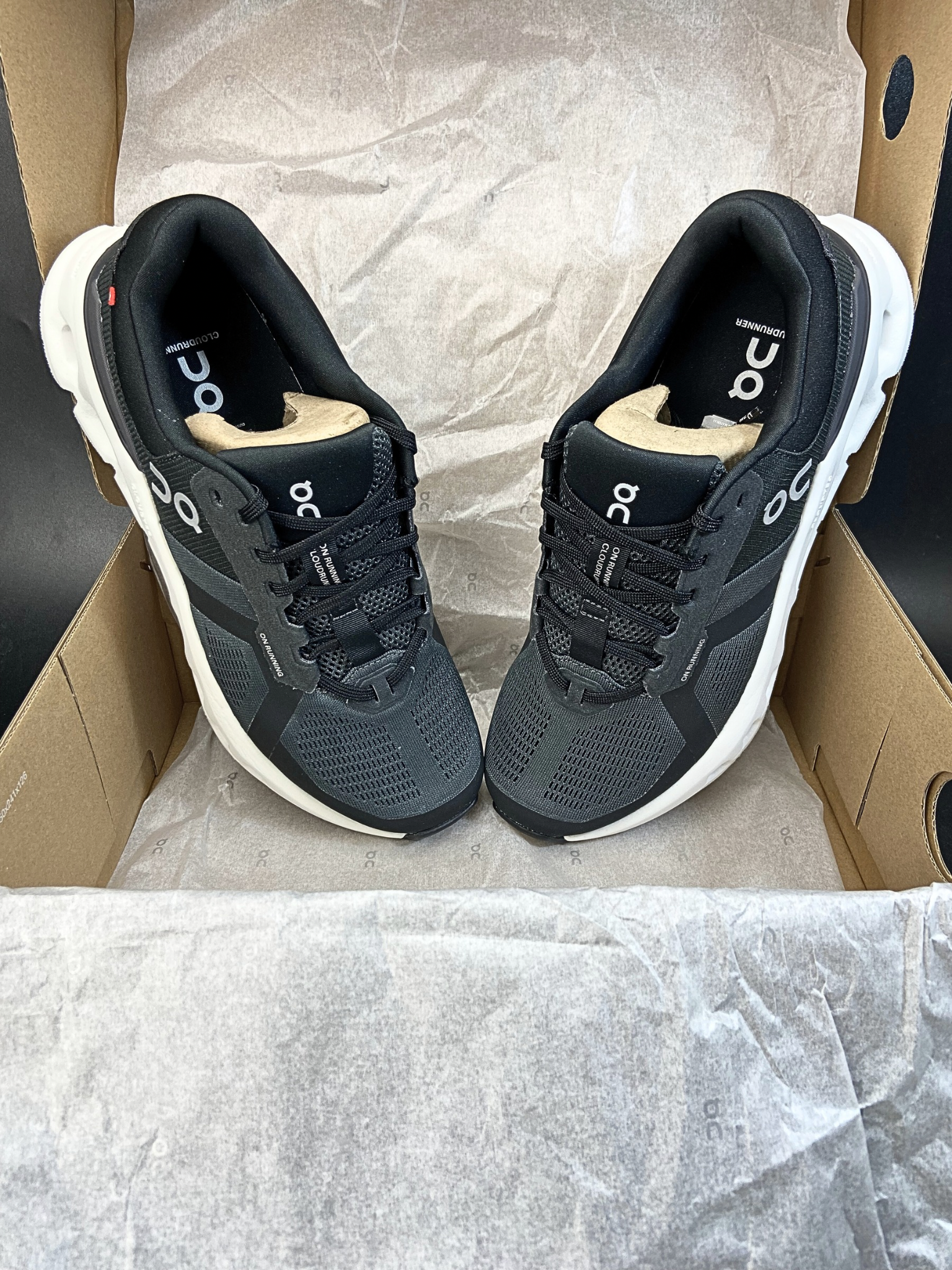 on-cloudrunner-2-eclipse-black-mens-3ME10140264-5