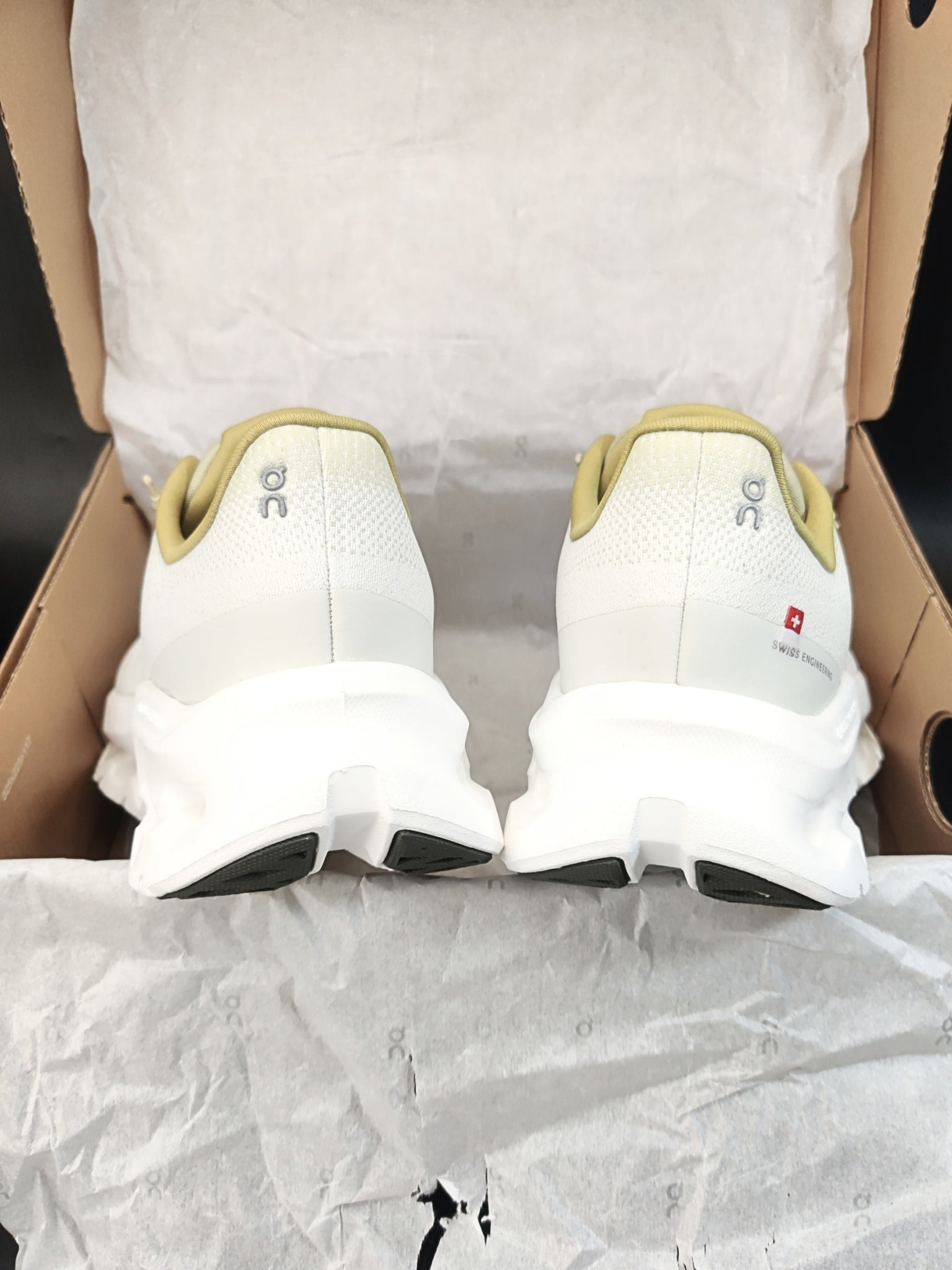 on-cloudtilt-caper-ghost-mens-3ME10104303-6