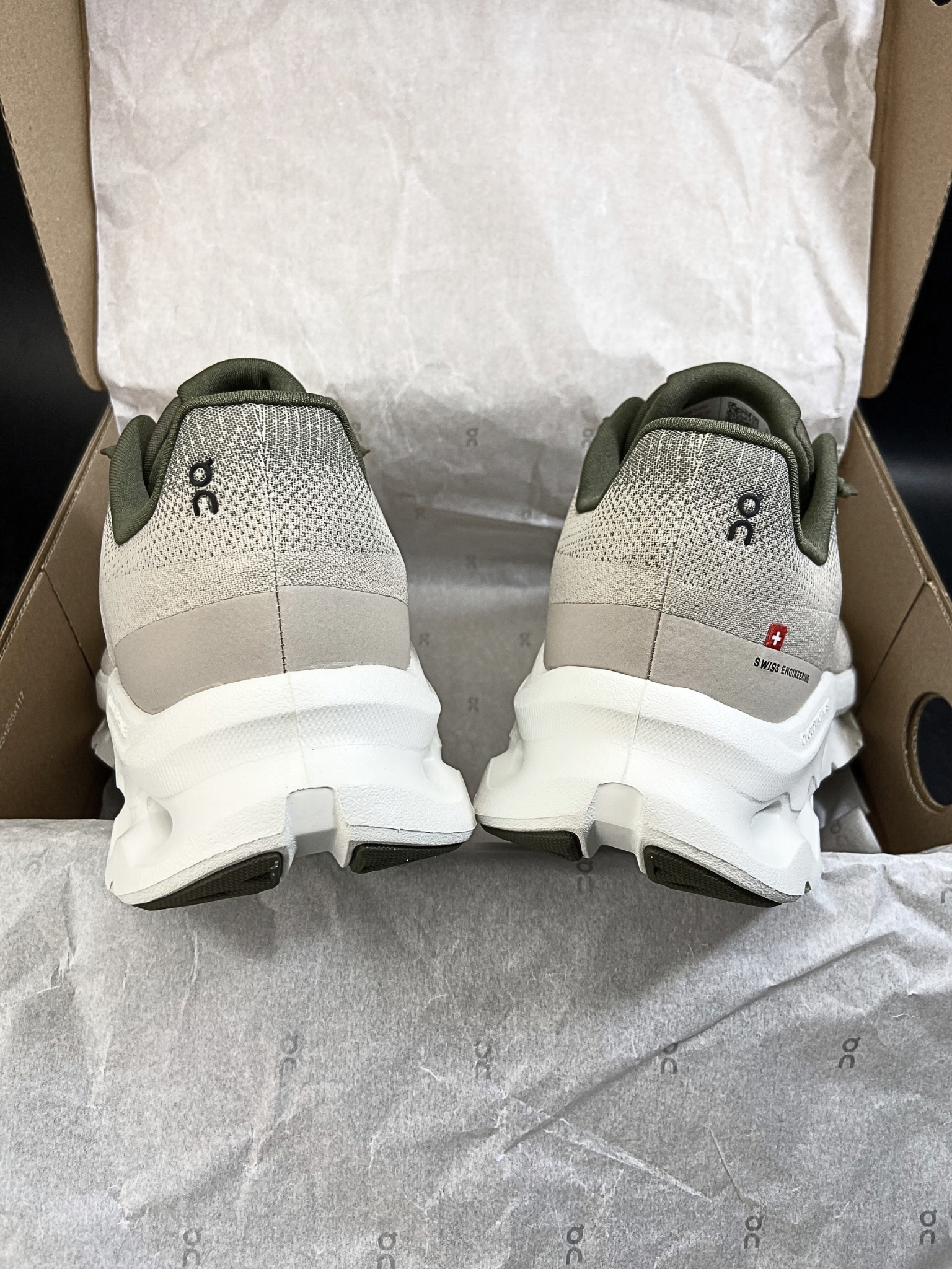 On Cloudtilt 'Olive Desert'