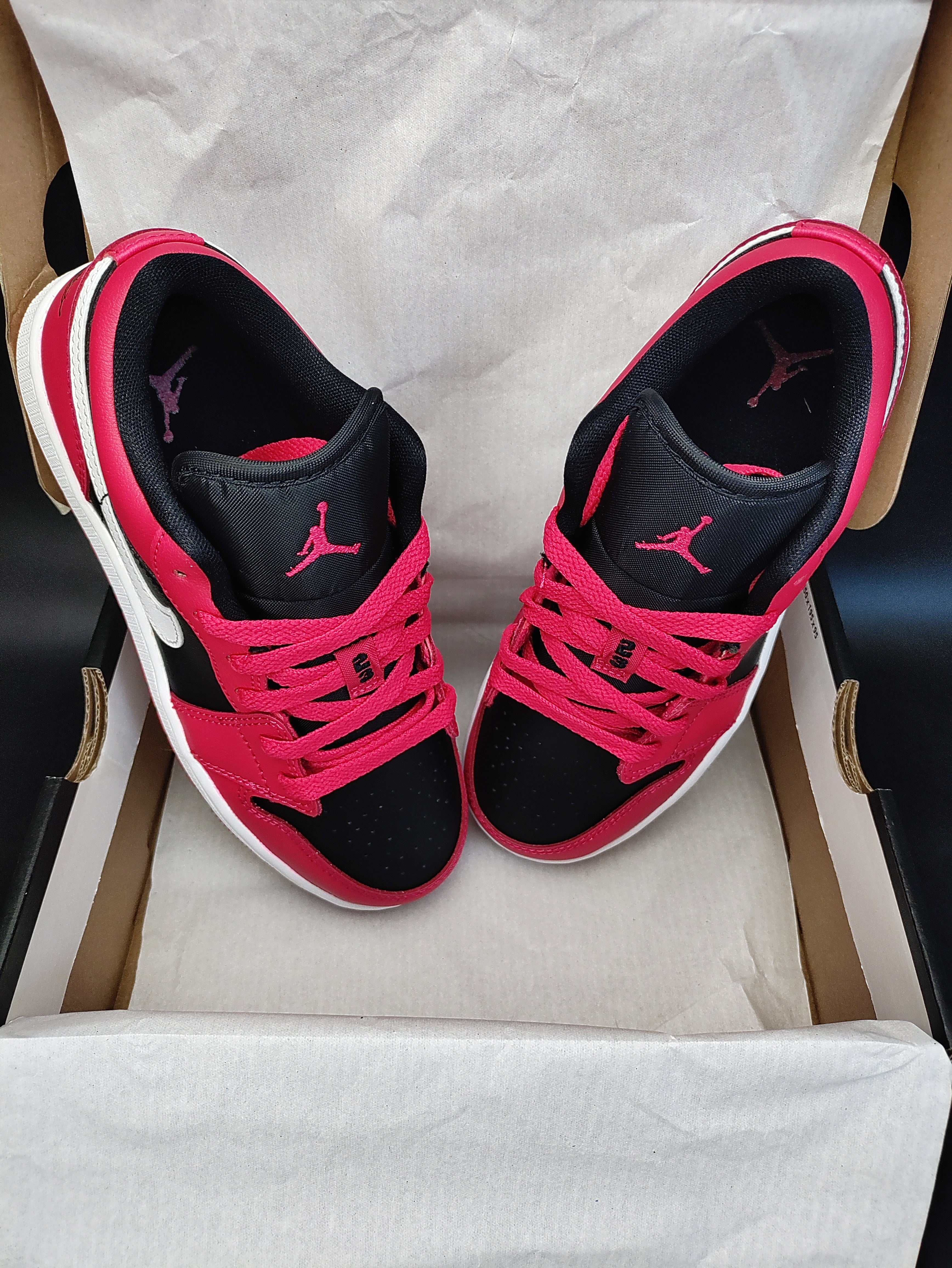 Air Jordan 1 Low (GS) 'Black/White/Very Berry'