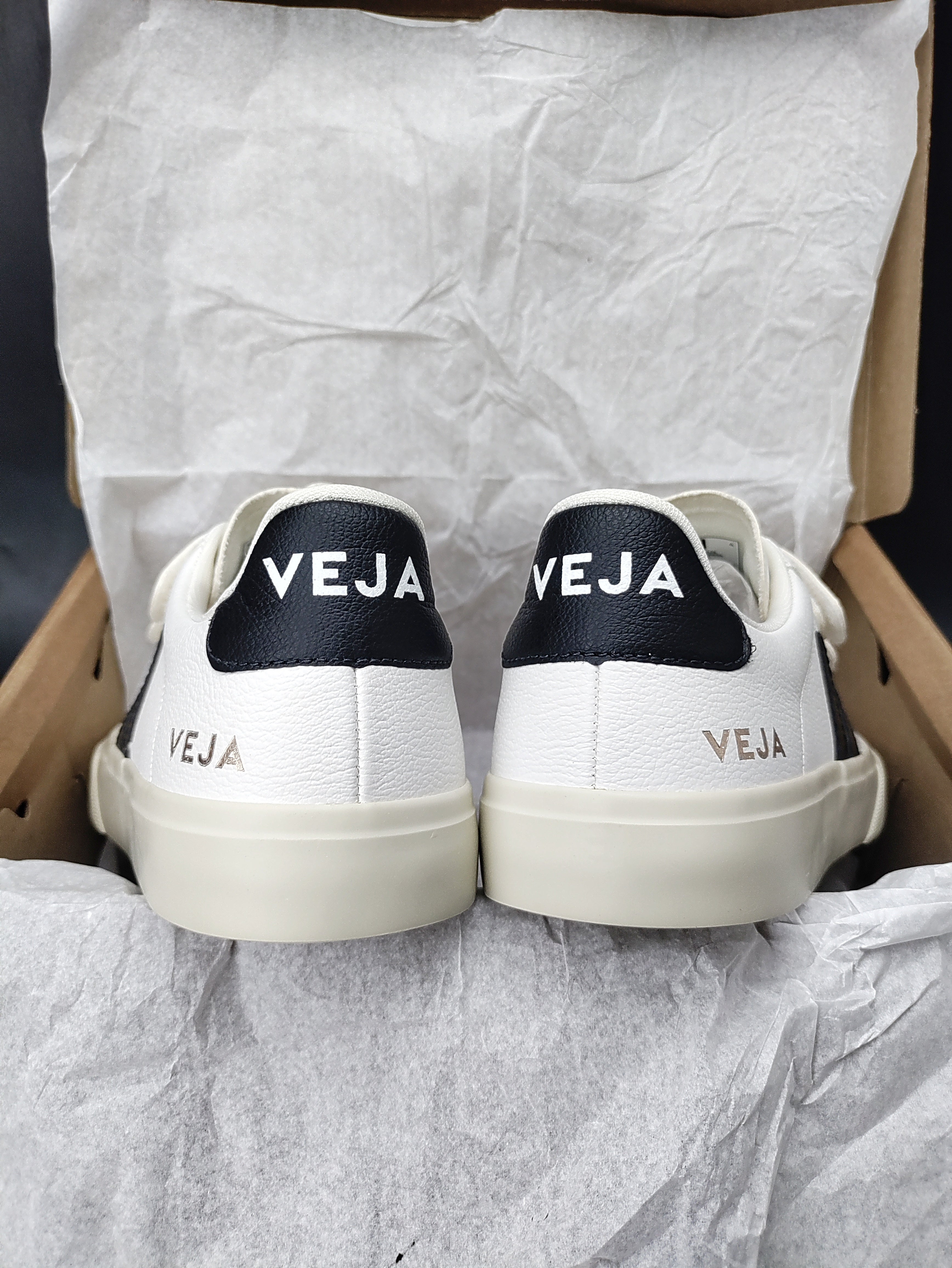 Veja Recife Chromefree Leather 'White/Black'