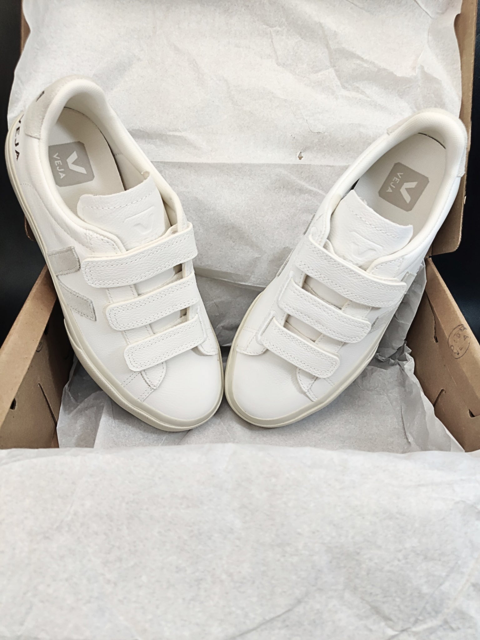 Veja Recife Chromefree 'Extra White Natural'