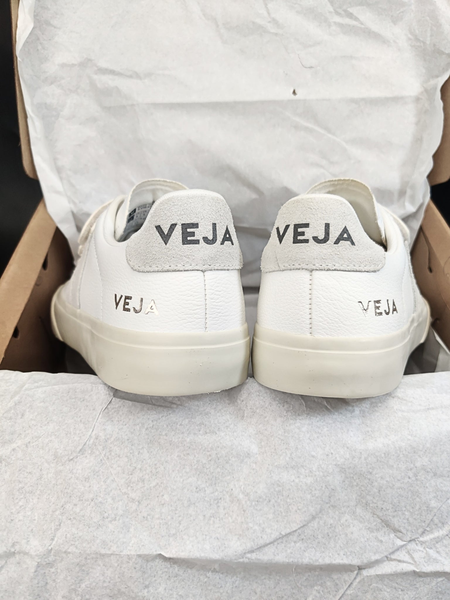 Veja Recife Chromefree 'Extra White Natural'