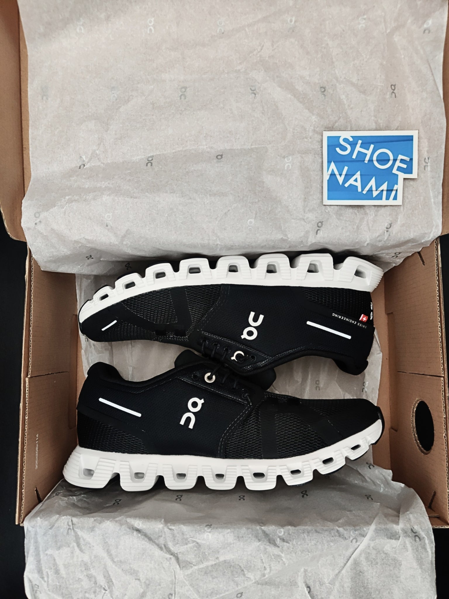 on-cloud-5-black-white-womens-59.98904-2