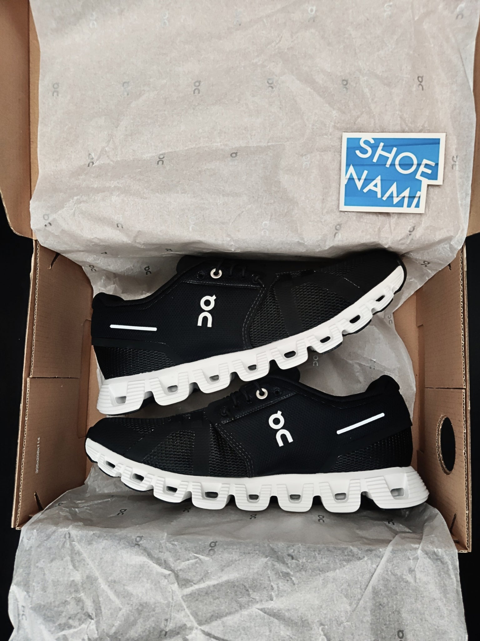 on-cloud-5-black-white-womens-59.98904-3