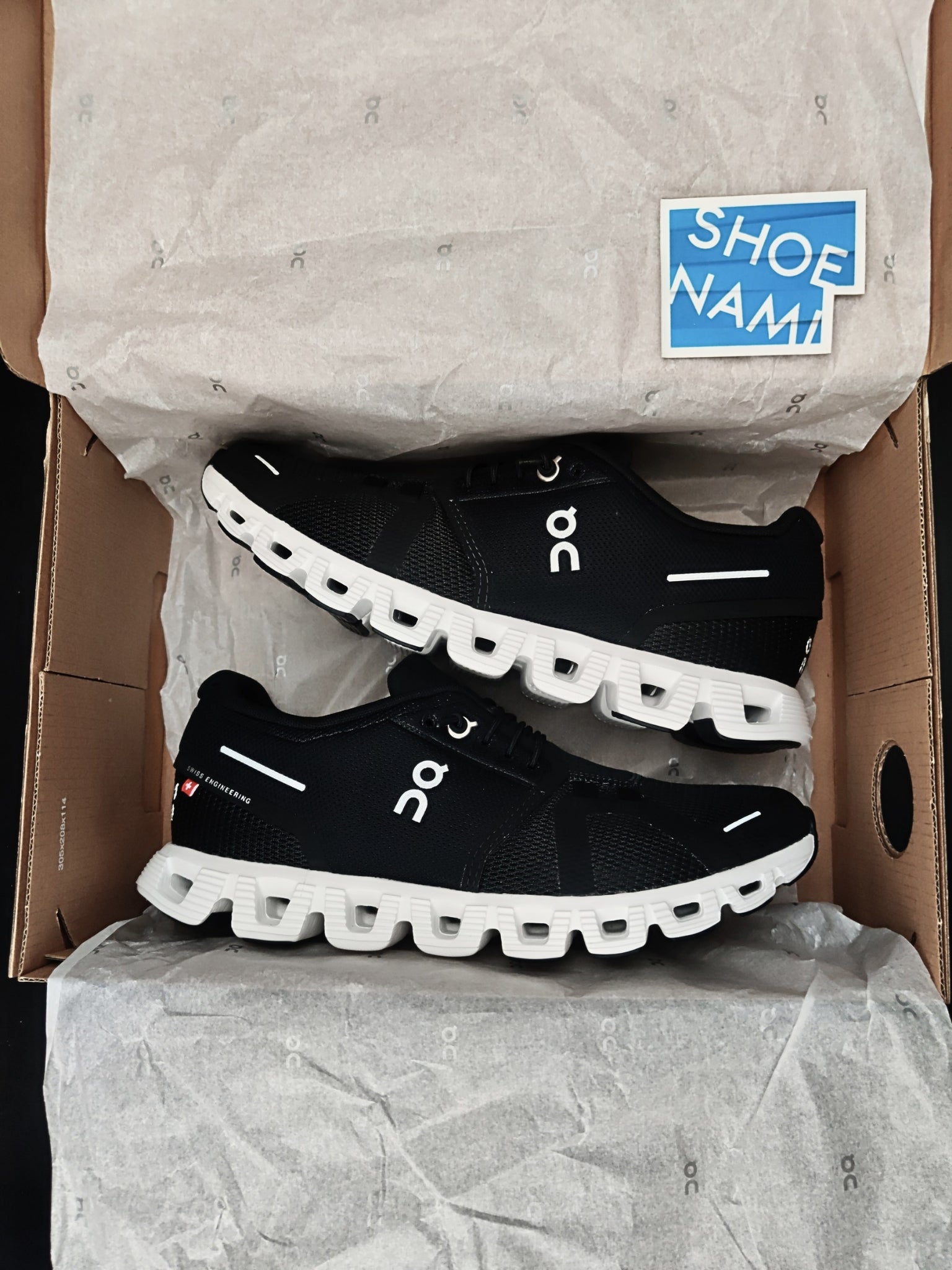 on-cloud-5-black-white-womens-59.98904-4