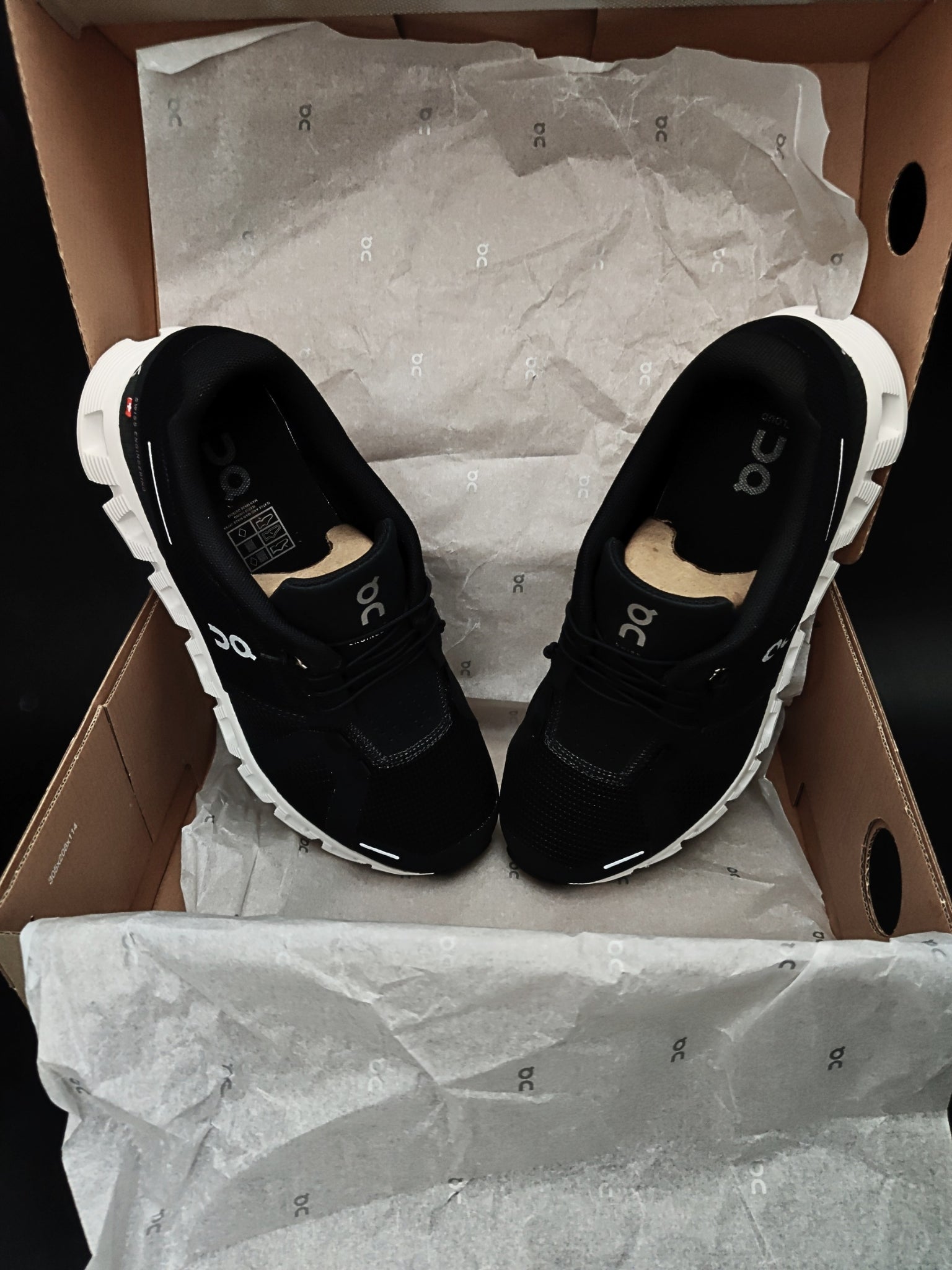 on-cloud-5-black-white-womens-59.98904-5