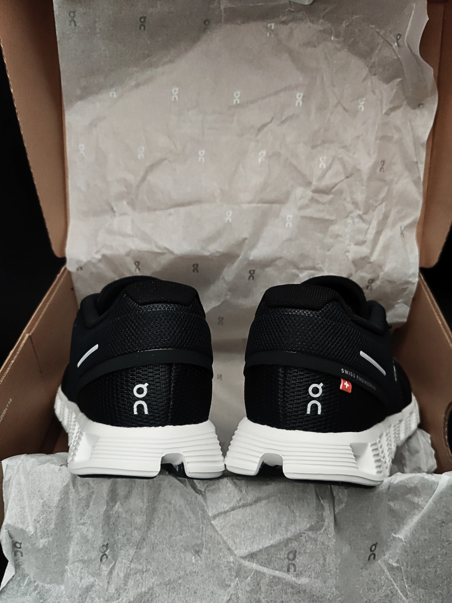 on-cloud-5-black-white-womens-59.98904-6