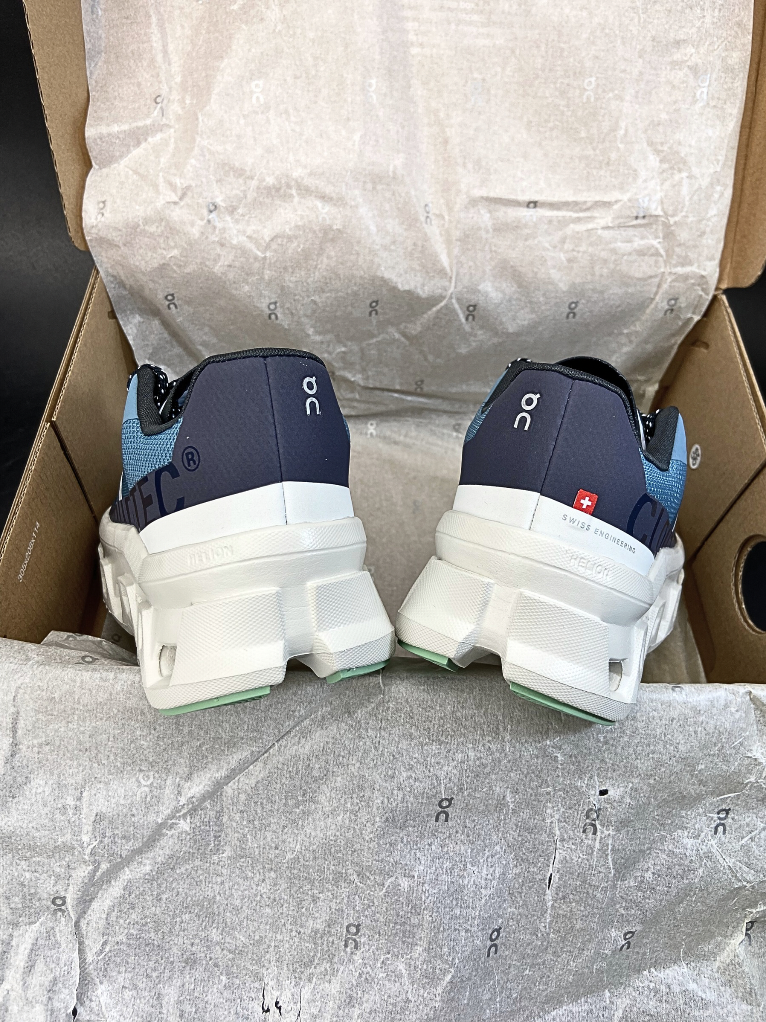 on-cloudmonster-dust-vapor-womens-61.98081-6