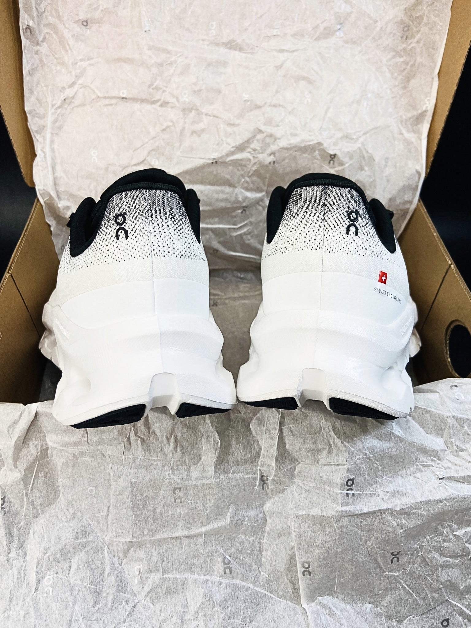 On Cloudtilt 'Black Ivory'