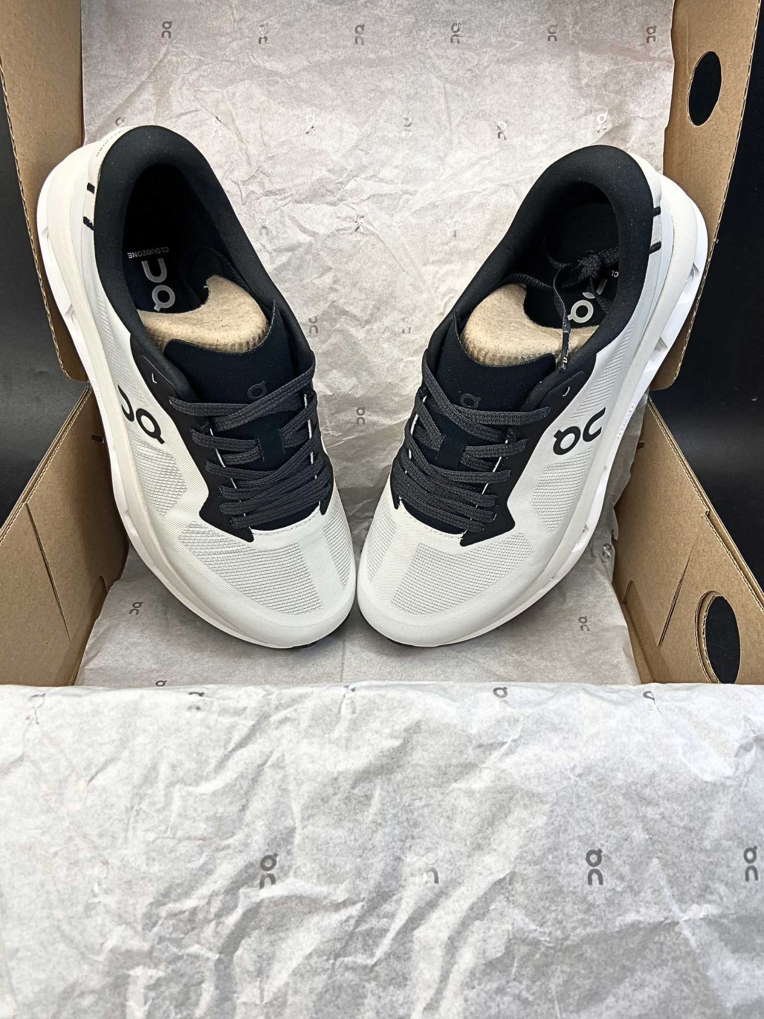 On Cloudzone 'Ice Black' (W)