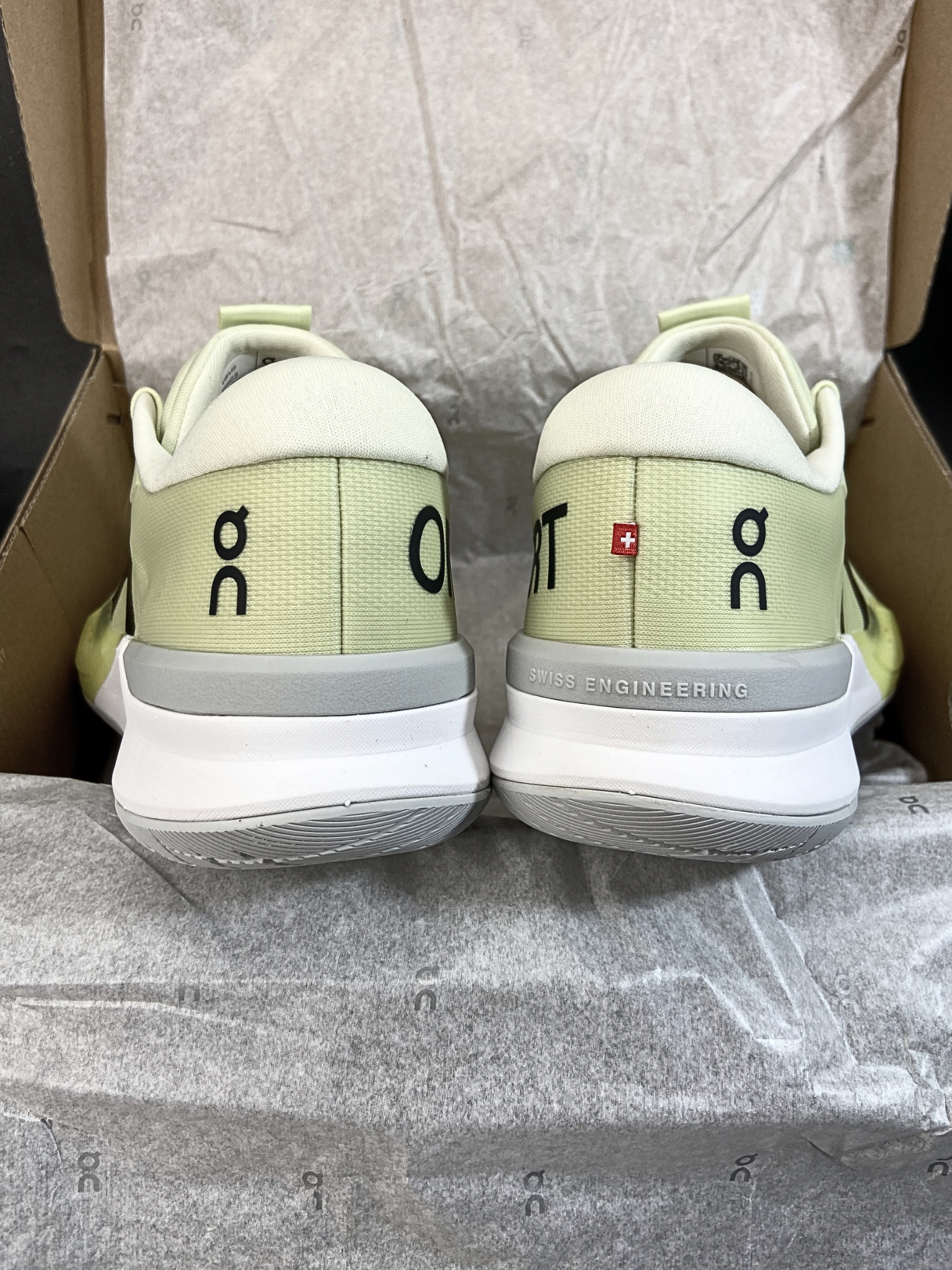 On THE ROGER Pro 3 'Linen Lime'