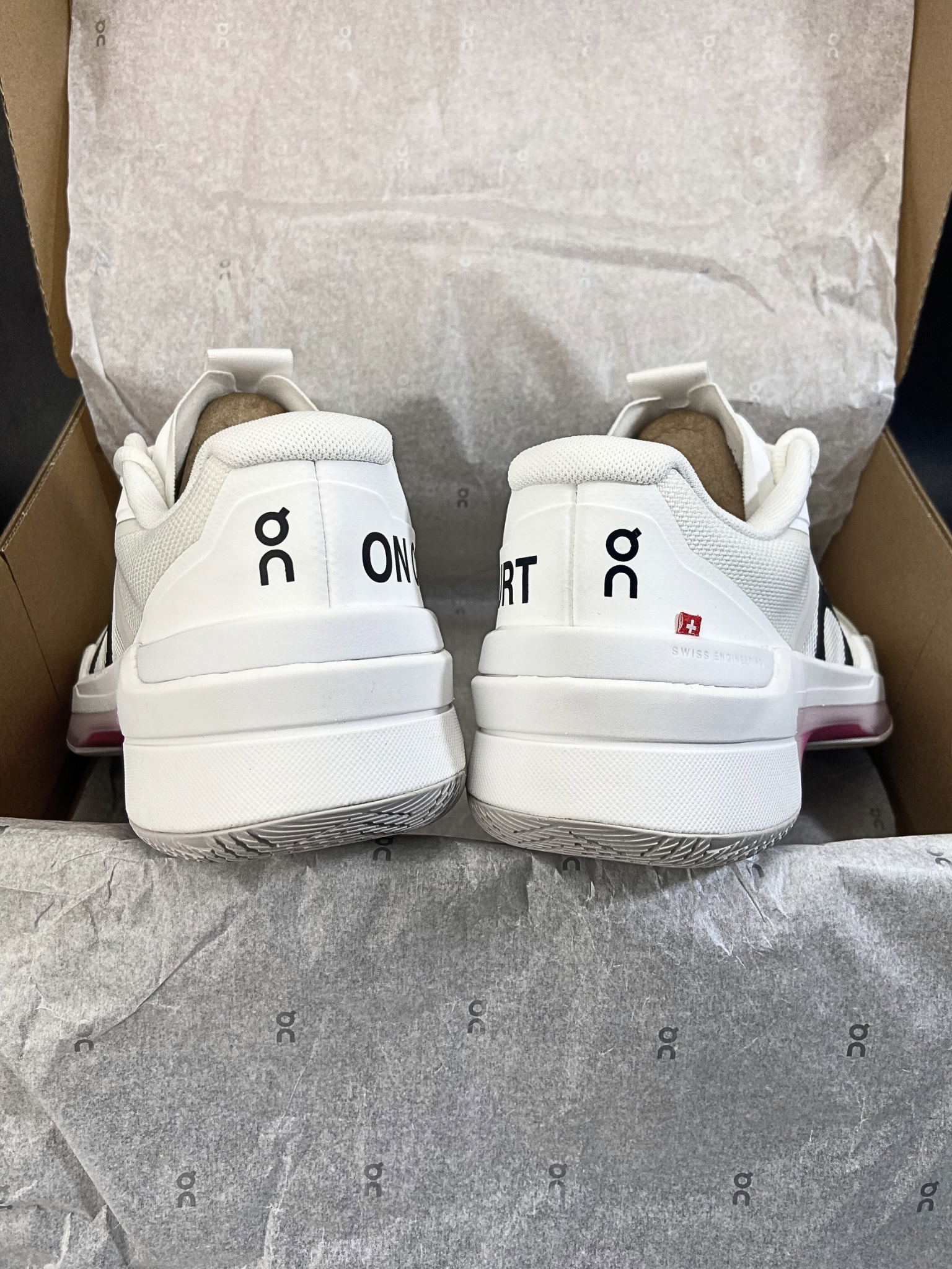 On The Roger Pro Fire 'White Pink'