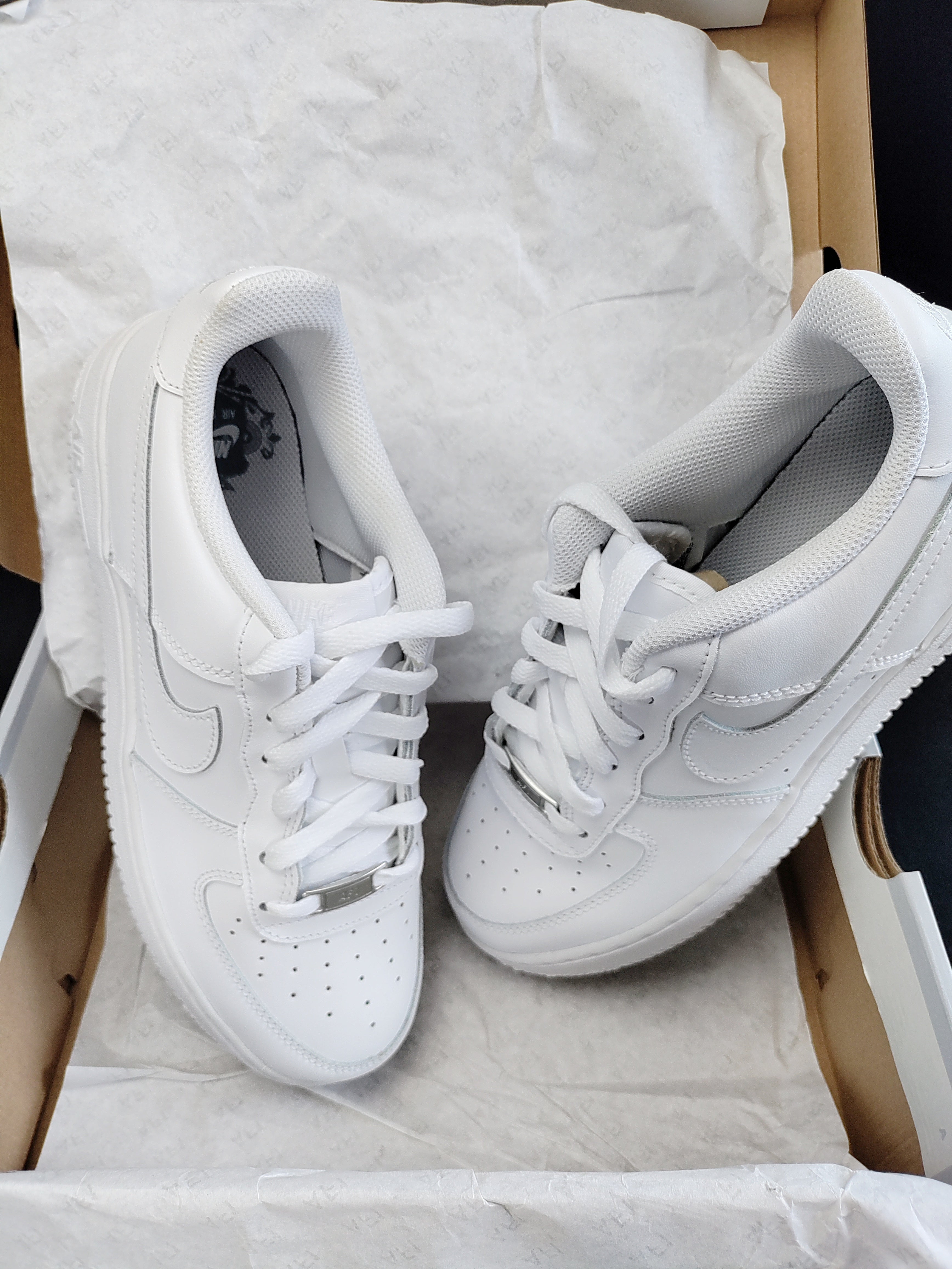 Triple white nike on sale shoes