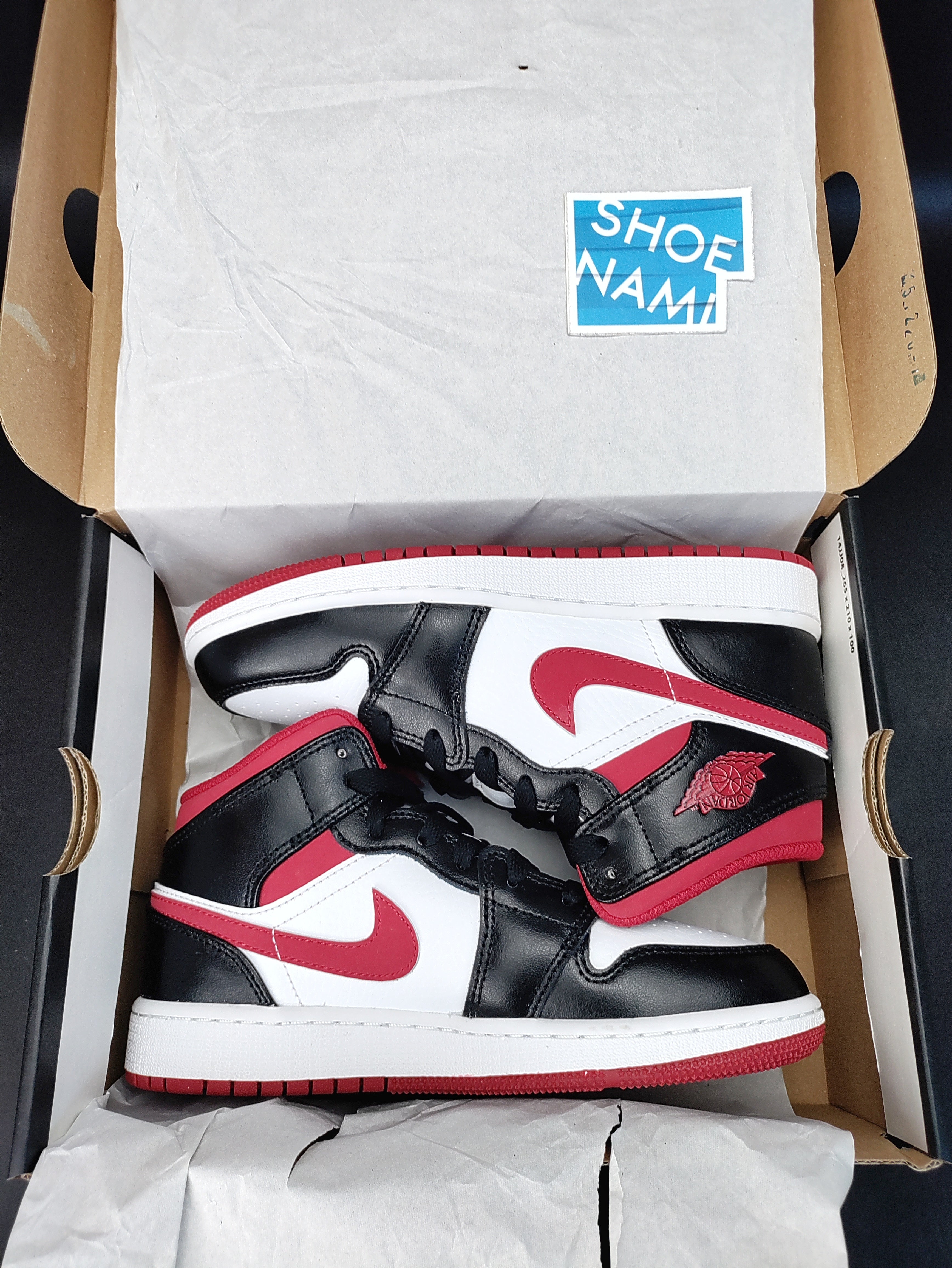 Air jordan 1 mid black and white red best sale