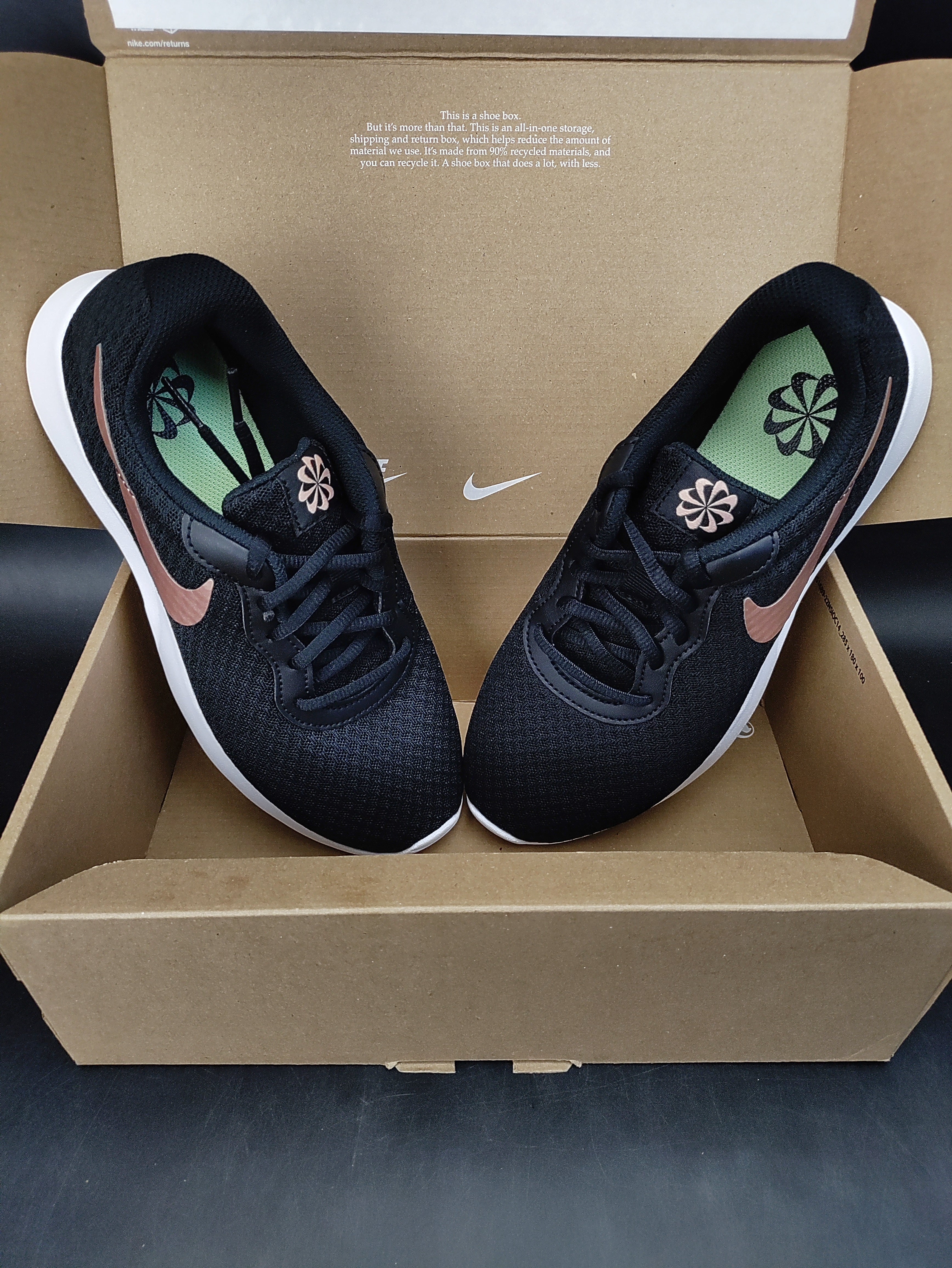 Nike tanjun clearance black sneakers